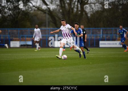 Ashton-under-Lyne le samedi 4 novembre 2023. Anthony Hartigan de Barnet sous la pression de Stefan Mols de Curzon Ashton lors du match du premier tour de la FA Cup entre Curzon Ashton et Barnet au Tameside Stadium, Ashton-under-Lyne le samedi 4 novembre 2023. (Photo : Ian Charles | MI News) crédit : MI News & Sport / Alamy Live News Banque D'Images