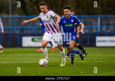 Ashton-under-Lyne le samedi 4 novembre 2023. Anthony Hartigan de Barnet sous la pression de Stefan Mols de Curzon Ashton lors du match du premier tour de la FA Cup entre Curzon Ashton et Barnet au Tameside Stadium, Ashton-under-Lyne le samedi 4 novembre 2023. (Photo : Ian Charles | MI News) crédit : MI News & Sport / Alamy Live News Banque D'Images