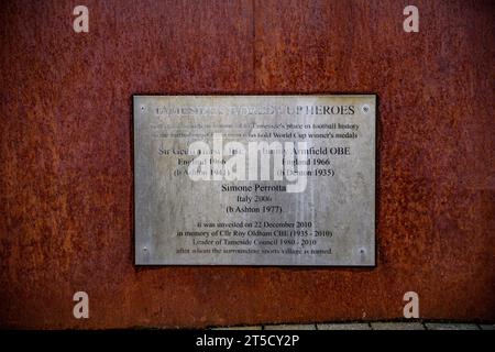 Ashton-under-Lyne le samedi 4 novembre 2023. La plaque sur la statue à l'extérieur du Tameside Stadium aux joueurs nés à Tameside qui ont représenté l'Angleterre lors de la coupe du monde 1966 lors du match du premier tour de la FA Cup entre Curzon Ashton et Barnet au Tameside Stadium, Ashton-under-Lyne le samedi 4 novembre 2023. (Photo : Ian Charles | MI News) crédit : MI News & Sport / Alamy Live News Banque D'Images