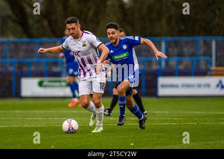 Ashton-under-Lyne le samedi 4 novembre 2023. Anthony Hartigan de Barnet sous la pression de Stefan Mols de Curzon Ashton lors du match du premier tour de la FA Cup entre Curzon Ashton et Barnet au Tameside Stadium, Ashton-under-Lyne le samedi 4 novembre 2023. (Photo : Ian Charles | MI News) crédit : MI News & Sport / Alamy Live News Banque D'Images