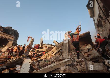4 novembre 2023 : des Palestiniens et des membres de la Défense civile palestinienne tentent de rechercher des survivants après que des avions israéliens ont bombardé une maison le 29e jour d’une série de combats entre Israël et des factions palestiniennes armées à Khan Yunis, le 4 novembre 2023. (Image de crédit : © Ahmed Zakot/SOPA Images via ZUMA Press Wire) USAGE ÉDITORIAL SEULEMENT! Non destiné à UN USAGE commercial ! Banque D'Images