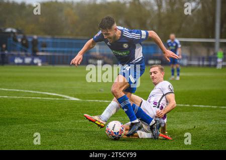 Ashton-under-Lyne le samedi 4 novembre 2023. Anthony Hartigan de Barnet affronte Stefan Mols de Curzon Ashton lors du match du premier tour de la FA Cup entre Curzon Ashton et Barnet au Tameside Stadium, Ashton-under-Lyne, le samedi 4 novembre 2023. (Photo : Ian Charles | MI News) crédit : MI News & Sport / Alamy Live News Banque D'Images