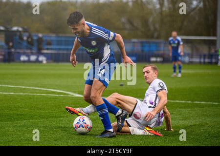 Ashton-under-Lyne le samedi 4 novembre 2023. Anthony Hartigan de Barnet affronte Stefan Mols de Curzon Ashton lors du match du premier tour de la FA Cup entre Curzon Ashton et Barnet au Tameside Stadium, Ashton-under-Lyne, le samedi 4 novembre 2023. (Photo : Ian Charles | MI News) crédit : MI News & Sport / Alamy Live News Banque D'Images