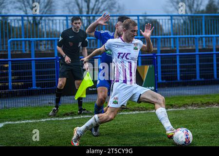 Ashton-under-Lyne le samedi 4 novembre 2023. Miles Storey de Curzon Ashton sous la pression de Stefan Mols de Curzon Ashton lors du match du premier tour de la FA Cup entre Curzon Ashton et Barnet au Tameside Stadium, Ashton-under-Lyne le samedi 4 novembre 2023. (Photo : Ian Charles | MI News) crédit : MI News & Sport / Alamy Live News Banque D'Images