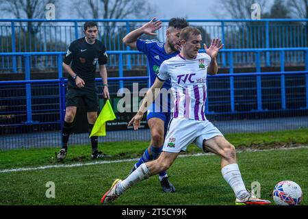 Ashton-under-Lyne le samedi 4 novembre 2023. Miles Storey de Curzon Ashton sous la pression de Stefan Mols de Curzon Ashton lors du match du premier tour de la FA Cup entre Curzon Ashton et Barnet au Tameside Stadium, Ashton-under-Lyne le samedi 4 novembre 2023. (Photo : Ian Charles | MI News) crédit : MI News & Sport / Alamy Live News Banque D'Images