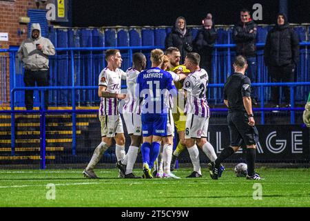 Ashton-under-Lyne le samedi 4 novembre 2023. Les tempéraments éclatent entre les joueurs lors du match du premier tour de la FA Cup entre Curzon Ashton et Barnet au Tameside Stadium, Ashton-under-Lyne, le samedi 4 novembre 2023. (Photo : Ian Charles | MI News) crédit : MI News & Sport / Alamy Live News Banque D'Images