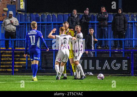 Ashton-under-Lyne le samedi 4 novembre 2023. Les tempéraments éclatent entre les joueurs lors du match du premier tour de la FA Cup entre Curzon Ashton et Barnet au Tameside Stadium, Ashton-under-Lyne, le samedi 4 novembre 2023. (Photo : Ian Charles | MI News) crédit : MI News & Sport / Alamy Live News Banque D'Images