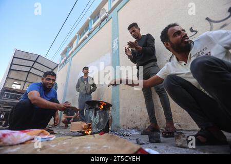 Gaza, Palestine. 04 novembre 2023. Des enfants palestiniens déplacés jouant dans une école des Nations Unies pour les Palestiniens déplacés le 29e jour de la série de combats entre Israël et les factions palestiniennes armées à Khan Yunis. (Photo Ahmed Zakot/SOPA Images/Sipa USA) crédit : SIPA USA/Alamy Live News Banque D'Images