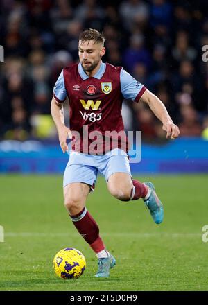 Charlie Taylor de Burnley en action lors du match de Premier League à Turf Moor, Burnley. Date de la photo : Samedi 4 novembre 2023. Banque D'Images