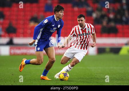 Rubin Colwill de Cardiff City (à gauche) et Enda Stevens de Stoke City se battent pour le ballon lors du Sky Bet Championship Match au bet365 Stadium, Stoke. Date de la photo : Samedi 4 novembre 2023. Banque D'Images