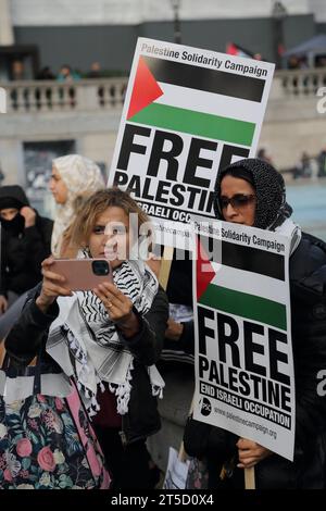 Londres, Royaume-Uni. 4 novembre 2023. Des milliers de personnes se sont rassemblées sur la place Trafalgar pour soutenir le peuple palestinien dans la bande de Gaza, exigeant la fin des bombardements de civils. Crédit : Uwe Deffner/Alamy Live News Banque D'Images