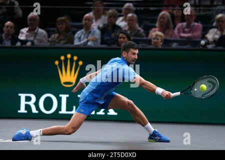 Paris, France. 4 novembre 2023. Le joueur serbe NOVAK DJOKOVIC remet le ballon au russe ANDREI RUBLEV lors de la demi-finale du tournoi Rolex Paris Masters 1000 au stade Accor Arena de Paris - France (crédit image : © Pierre Stevenin/ZUMA Press Wire) À USAGE ÉDITORIAL UNIQUEMENT ! Non destiné à UN USAGE commercial ! Crédit : ZUMA Press, Inc./Alamy Live News Banque D'Images