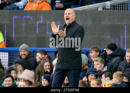 Liverpool, Royaume-Uni. 04 novembre 2023. Sean Dyche, le directeur d'Everton crie des instructions. Match de Premier League, Everton contre Brighton & Hove Albion au Goodison Park à Liverpool le samedi 4 novembre 2023. Cette image ne peut être utilisée qu'à des fins éditoriales. Usage éditorial uniquement, photo de Chris Stading/Andrew Orchard photographie sportive/Alamy Live News crédit : Andrew Orchard photographie sportive/Alamy Live News Banque D'Images