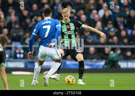 Liverpool, Royaume-Uni. 04 novembre 2023. Jan Paul van Hecke de Brighton & Hove Albion passe le ballon sous la pression de Dwight McNeil d'Everton. Match de Premier League, Everton contre Brighton & Hove Albion au Goodison Park à Liverpool le samedi 4 novembre 2023. Cette image ne peut être utilisée qu'à des fins éditoriales. Usage éditorial uniquement, photo de Chris Stading/Andrew Orchard photographie sportive/Alamy Live News crédit : Andrew Orchard photographie sportive/Alamy Live News Banque D'Images