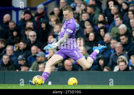 Liverpool, Royaume-Uni. 04 novembre 2023. Jordan Pickford, le gardien d'Everton en action. Match de Premier League, Everton contre Brighton & Hove Albion au Goodison Park à Liverpool le samedi 4 novembre 2023. Cette image ne peut être utilisée qu'à des fins éditoriales. Usage éditorial uniquement, photo de Chris Stading/Andrew Orchard photographie sportive/Alamy Live News crédit : Andrew Orchard photographie sportive/Alamy Live News Banque D'Images