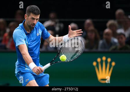 Paris, France. 4 novembre 2023. Le joueur serbe NOVAK DJOKOVIC remet le ballon au russe ANDREI RUBLEV lors de la demi-finale du tournoi Rolex Paris Masters 1000 au stade Accor Arena de Paris - France (crédit image : © Pierre Stevenin/ZUMA Press Wire) À USAGE ÉDITORIAL UNIQUEMENT ! Non destiné à UN USAGE commercial ! Crédit : ZUMA Press, Inc./Alamy Live News Banque D'Images