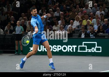 Paris, France. 4 novembre 2023. Le joueur serbe NOVAK DJOKOVIC remet le ballon au russe ANDREI RUBLEV lors de la demi-finale du tournoi Rolex Paris Masters 1000 au stade Accor Arena de Paris - France (crédit image : © Pierre Stevenin/ZUMA Press Wire) À USAGE ÉDITORIAL UNIQUEMENT ! Non destiné à UN USAGE commercial ! Crédit : ZUMA Press, Inc./Alamy Live News Banque D'Images