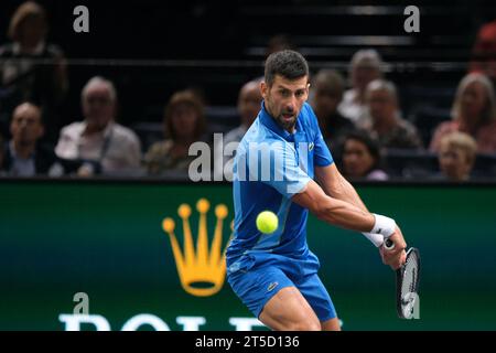 Paris, France. 4 novembre 2023. Le joueur serbe NOVAK DJOKOVIC remet le ballon au russe ANDREI RUBLEV lors de la demi-finale du tournoi Rolex Paris Masters 1000 au stade Accor Arena de Paris - France (crédit image : © Pierre Stevenin/ZUMA Press Wire) À USAGE ÉDITORIAL UNIQUEMENT ! Non destiné à UN USAGE commercial ! Crédit : ZUMA Press, Inc./Alamy Live News Banque D'Images