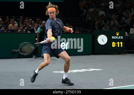 Paris, France. 4 novembre 2023. Le russe ANDREI RUBLEV retourne le ballon au serbe NOVAK DJOKOVIC lors de la demi-finale du tournoi Rolex Paris Masters 1000 au stade Accor Arena de Paris - France (crédit image : © Pierre Stevenin/ZUMA Press Wire) À USAGE ÉDITORIAL UNIQUEMENT ! Non destiné à UN USAGE commercial ! Crédit : ZUMA Press, Inc./Alamy Live News Banque D'Images