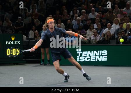 Paris, France. 4 novembre 2023. Le russe ANDREI RUBLEV retourne le ballon au serbe NOVAK DJOKOVIC lors de la demi-finale du tournoi Rolex Paris Masters 1000 au stade Accor Arena de Paris - France (crédit image : © Pierre Stevenin/ZUMA Press Wire) À USAGE ÉDITORIAL UNIQUEMENT ! Non destiné à UN USAGE commercial ! Crédit : ZUMA Press, Inc./Alamy Live News Banque D'Images