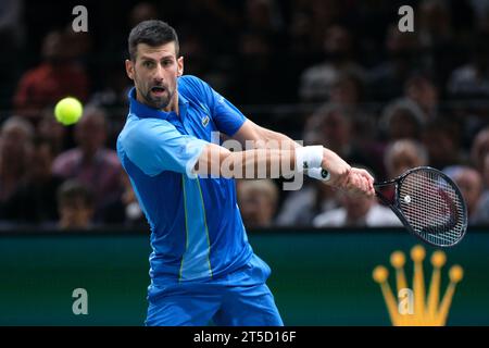 Paris, France. 4 novembre 2023. Le joueur serbe NOVAK DJOKOVIC remet le ballon au russe ANDREI RUBLEV lors de la demi-finale du tournoi Rolex Paris Masters 1000 au stade Accor Arena de Paris - France (crédit image : © Pierre Stevenin/ZUMA Press Wire) À USAGE ÉDITORIAL UNIQUEMENT ! Non destiné à UN USAGE commercial ! Crédit : ZUMA Press, Inc./Alamy Live News Banque D'Images