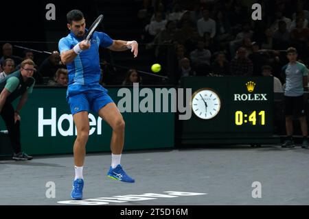 Paris, France. 4 novembre 2023. Le joueur serbe NOVAK DJOKOVIC remet le ballon au russe ANDREI RUBLEV lors de la demi-finale du tournoi Rolex Paris Masters 1000 au stade Accor Arena de Paris - France (crédit image : © Pierre Stevenin/ZUMA Press Wire) À USAGE ÉDITORIAL UNIQUEMENT ! Non destiné à UN USAGE commercial ! Crédit : ZUMA Press, Inc./Alamy Live News Banque D'Images