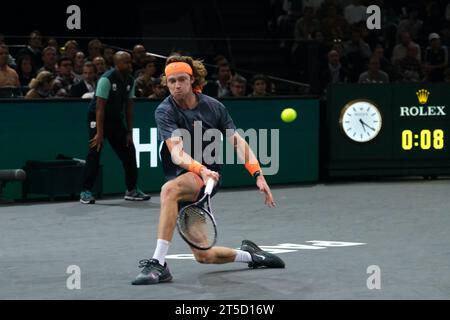 Paris, France. 4 novembre 2023. Le russe ANDREI RUBLEV retourne le ballon au serbe NOVAK DJOKOVIC lors de la demi-finale du tournoi Rolex Paris Masters 1000 au stade Accor Arena de Paris - France (crédit image : © Pierre Stevenin/ZUMA Press Wire) À USAGE ÉDITORIAL UNIQUEMENT ! Non destiné à UN USAGE commercial ! Crédit : ZUMA Press, Inc./Alamy Live News Banque D'Images