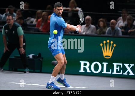 Paris, France. 4 novembre 2023. Le joueur serbe NOVAK DJOKOVIC remet le ballon au russe ANDREI RUBLEV lors de la demi-finale du tournoi Rolex Paris Masters 1000 au stade Accor Arena de Paris - France (crédit image : © Pierre Stevenin/ZUMA Press Wire) À USAGE ÉDITORIAL UNIQUEMENT ! Non destiné à UN USAGE commercial ! Crédit : ZUMA Press, Inc./Alamy Live News Banque D'Images