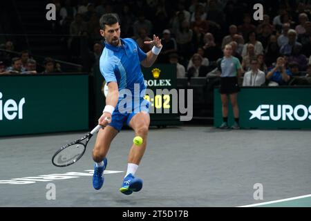 Paris, France. 4 novembre 2023. Le joueur serbe NOVAK DJOKOVIC remet le ballon au russe ANDREI RUBLEV lors de la demi-finale du tournoi Rolex Paris Masters 1000 au stade Accor Arena de Paris - France (crédit image : © Pierre Stevenin/ZUMA Press Wire) À USAGE ÉDITORIAL UNIQUEMENT ! Non destiné à UN USAGE commercial ! Crédit : ZUMA Press, Inc./Alamy Live News Banque D'Images