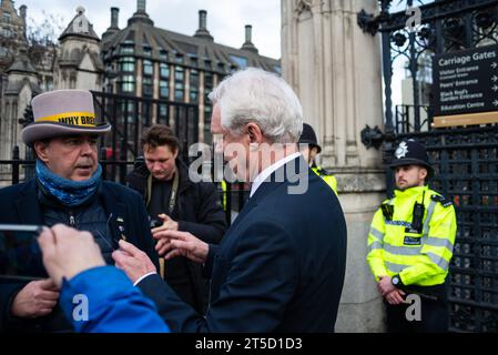 Steve Bray se disputant avec le député Brexiteer David Davis devant le Parlement. Côtés Brexit. Ancien secrétaire d'État à la sortie de l'Union européenne Banque D'Images