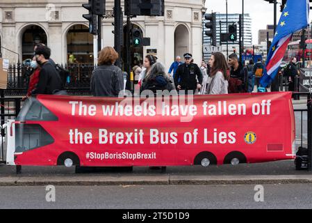 Image du bus Brexit, le bus pro Brexit de Boris Johnson avec des slogans faisant des affirmations comme raisons de quitter l'UE. Slogan : les roues sont tombées Banque D'Images