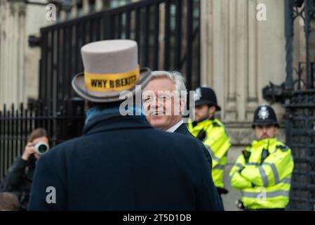 Steve Bray se disputant avec le député Brexiteer David Davis devant le Parlement. Côtés Brexit. Ancien secrétaire d'État à la sortie de l'Union européenne Banque D'Images