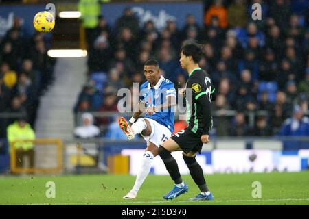 Liverpool, Royaume-Uni. 04 novembre 2023. Ashley Young d'Everton passe le ballon sur le terrain. Match de Premier League, Everton contre Brighton & Hove Albion au Goodison Park à Liverpool le samedi 4 novembre 2023. Cette image ne peut être utilisée qu'à des fins éditoriales. Usage éditorial uniquement, photo de Chris Stading/Andrew Orchard photographie sportive/Alamy Live News crédit : Andrew Orchard photographie sportive/Alamy Live News Banque D'Images