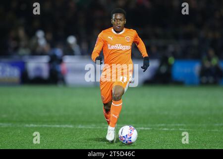 Hayes Lane, Royaume-Uni. 04 novembre 2023. Karamoko Dembele #11 de Blackpool rompt avec le ballon lors du match Emirates FA Cup Bromley FC vs Blackpool au Bromley football Club, Hayes Lane, Royaume-Uni, le 4 novembre 2023 (photo Gareth Evans/News Images) à Hayes Lane, Royaume-Uni le 11/4/2023. (Photo Gareth Evans/News Images/Sipa USA) crédit : SIPA USA/Alamy Live News Banque D'Images