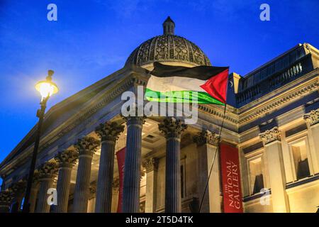 Londres, Royaume-Uni. 04 novembre 2023. Des milliers de manifestants se sont réunis sur Trafalgar Square pour appeler à un cessez-le-feu dans le conflit Hamas-Israël, avec des sections qui se sont également mobilisées pour une Palestine libre, contre le régime israélien et d'autres causes connexes. Cela fait suite à une journée d'action avec des manifestations similaires autour de Londres. Crédit : Imageplotter/Alamy Live News Banque D'Images