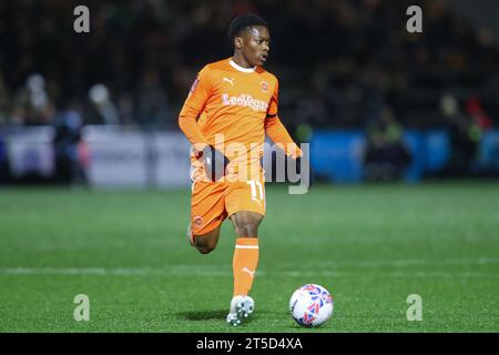 Hayes Lane, Royaume-Uni. 04 novembre 2023. Karamoko Dembele #11 de Blackpool rompt avec le ballon lors du match Emirates FA Cup Bromley FC vs Blackpool au Bromley football Club, Hayes Lane, Royaume-Uni, le 4 novembre 2023 (photo Gareth Evans/News Images) à Hayes Lane, Royaume-Uni le 11/4/2023. (Photo Gareth Evans/News Images/Sipa USA) crédit : SIPA USA/Alamy Live News Banque D'Images