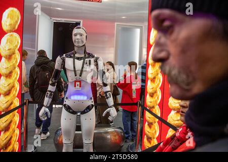 Moscou, Russie. 4 novembre 2023. Un robot est vu sur le stand du territoire russe de Perm lors de l'ouverture de l'exposition internationale Russia Expo et du forum au centre d'exposition VDNKh à Moscou, en Russie Banque D'Images