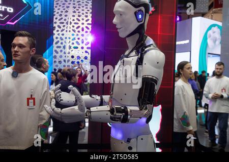 Moscou, Russie. 4 novembre 2023. Un robot est vu sur le stand du territoire russe de Perm lors de l'ouverture de l'exposition internationale Russia Expo et du forum au centre d'exposition VDNKh à Moscou, en Russie Banque D'Images
