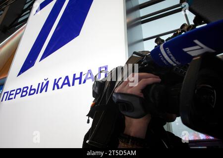 Moscou, Russie. 4 novembre 2023. Un camerman de la Channel One Russie sur le fond de l'emblème de la chaîne tourne une histoire de l'exposition Russia Expo sur le territoire du complexe d'exposition VDNH à Moscou, en Russie Banque D'Images