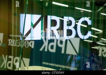 Moscou, Russie. 4 novembre 2023. Un studio de la chaîne de télévision RBC à l'exposition nationale «Russie» sur le territoire du complexe d'exposition VDNH à Moscou, Russie Banque D'Images