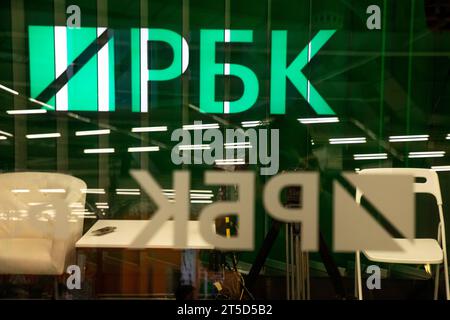 Moscou, Russie. 4 novembre 2023. Un studio de la chaîne de télévision RBC à l'exposition nationale «Russie» sur le territoire du complexe d'exposition VDNH à Moscou, Russie Banque D'Images