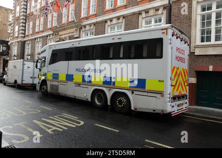 Londres, Royaume-Uni. 4 novembre 2023. En vue de la manifestation pro-palestinienne prévue, la police montée a montré sa présence à Westminster. Crédit : Uwe Deffner/Alamy Live News Banque D'Images