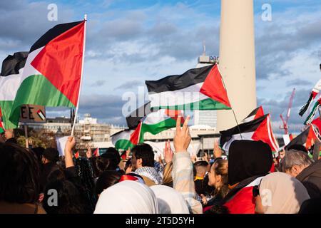 Berlin, Allemagne - novembre 4 : des personnes portant des drapeaux palestiniens lors de la manifestation de Palestine libre à Berlin Banque D'Images