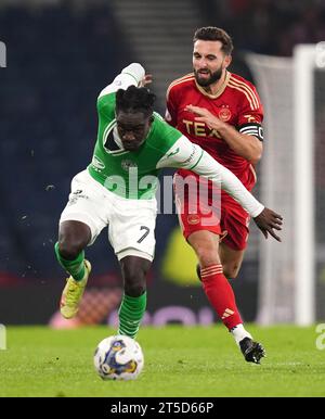 Thody Elie Youan d'Hibernian (à gauche) et Graeme Shinnie d'Aberdeen se disputent le ballon lors du match de demi-finale de la Viaplay Cup à Hampden Park, Glasgow. Date de la photo : Samedi 4 novembre 2023. Banque D'Images