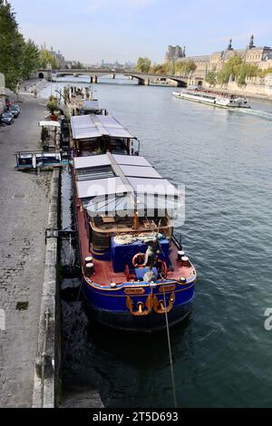 Bateaux de maison sur la Seine sur Rive gauche à Paris, France Banque D'Images