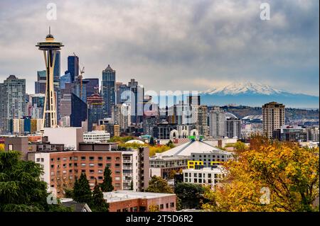 Seattle, Washington, États-Unis. 3 novembre 2023. Seattle Washington. Le Seattle se dresse comme une tempête d'automne ''ananas express'' roule dans le nord-ouest du Pacifique. (Image de crédit : © Shane Srogi/ZUMA Press Wire) USAGE ÉDITORIAL SEULEMENT! Non destiné à UN USAGE commercial ! Banque D'Images