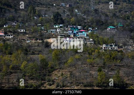 Des maisons résidentielles sont vues au sommet de la montagne pendant une saison d'automne à Banihal, un col de montagne à travers la chaîne de Pir Panjal à une altitude maximale de 2 832 m (9 291 ft) qui relie la vallée du Cachemire aux autres États de l'Inde. Banque D'Images