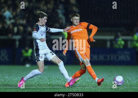 Hayes Lane, Royaume-Uni. 04 novembre 2023. Sonny Carey #10 de Blackpool passe le ballon lors du match Emirates FA Cup Bromley FC vs Blackpool au Bromley football Club, Hayes Lane, Royaume-Uni, le 4 novembre 2023 (photo Gareth Evans/News Images) à Hayes Lane, Royaume-Uni le 11/4/2023. (Photo Gareth Evans/News Images/Sipa USA) crédit : SIPA USA/Alamy Live News Banque D'Images