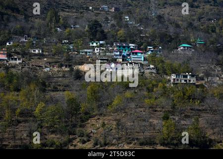 Banihal, Inde. 04 novembre 2023. Des maisons résidentielles sont vues au sommet de la montagne pendant une saison d'automne à Banihal, un col de montagne à travers la chaîne de Pir Panjal à une altitude maximale de 2 832 m (9 291 ft) qui relie la vallée du Cachemire aux autres États de l'Inde. (Photo Saqib Majeed/SOPA Images/Sipa USA) crédit : SIPA USA/Alamy Live News Banque D'Images