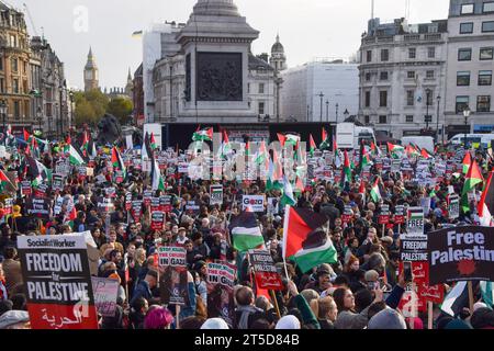 Londres, Royaume-Uni. 4 novembre 2023. Des dizaines de milliers de personnes se joignent à un rassemblement à Trafalgar Square pour appeler à un cessez-le-feu et en solidarité avec la Palestine alors que la guerre entre Israël et le Hamas se poursuit. Crédit : Vuk Valcic/Alamy Live News Banque D'Images